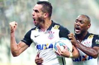 Corinthians empata e vantagem cai