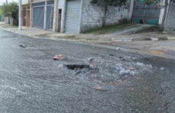 população reclama de vazamento de água