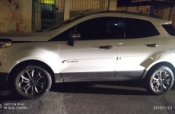 Trio é preso por roubar automóvel
