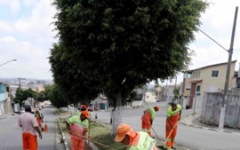 Bairros recebem serviços de capinação e zeladoria