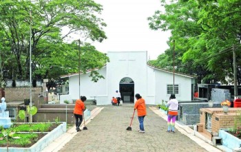 Itaquá realiza limpeza de cemitérios