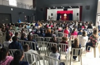 Alunos assistem a peça sobre educação financeira