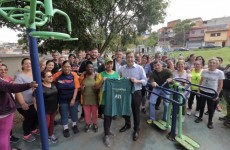 Alunos das ATIs recebem camisetas da prefeitura