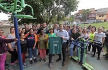 Alunos das ATIs recebem camisetas da prefeitura