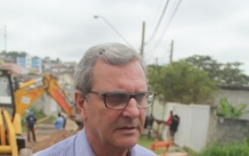 Obra de esgoto no Botujuru e Cezar é retomada após um ano