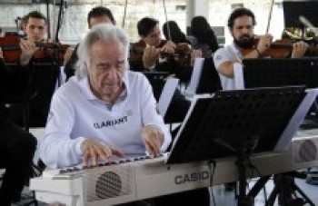 Maestro João Carlos Martins dá aula-concerto em Suzano