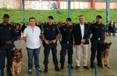 Canil da GCM de Ferraz faz demonstração em escola
