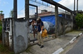 Agentes coletam larvas para estudo em bairros de Arujá