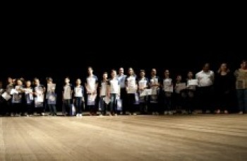 Educação premia alunos por nota em avaliação municipal