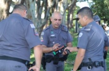 Policiais militares participam de treinamento para uso de arma de choque