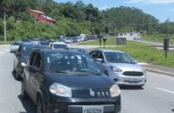 Trânsito na mogi-Bertioga