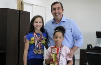 Prefeito Melo recebe revelações da ginástica artística do município