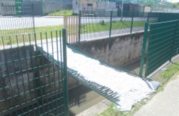 Moradores improvisam ponte com grade no córrego dos Canudos