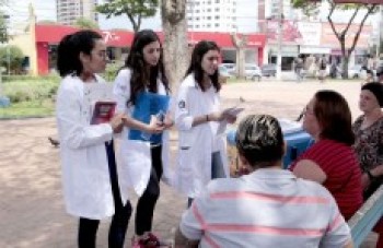 Alunos de Fonoaudiologia dão orientações em Suzano