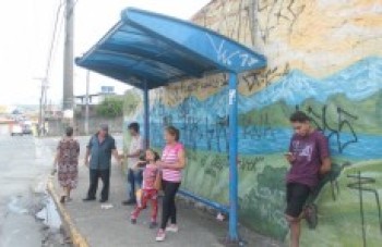 População reclama de vandalismo em pontos de ônibus