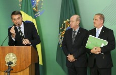 Jair Bolsonaro assina decreto que flexibiliza a posse de armas no país