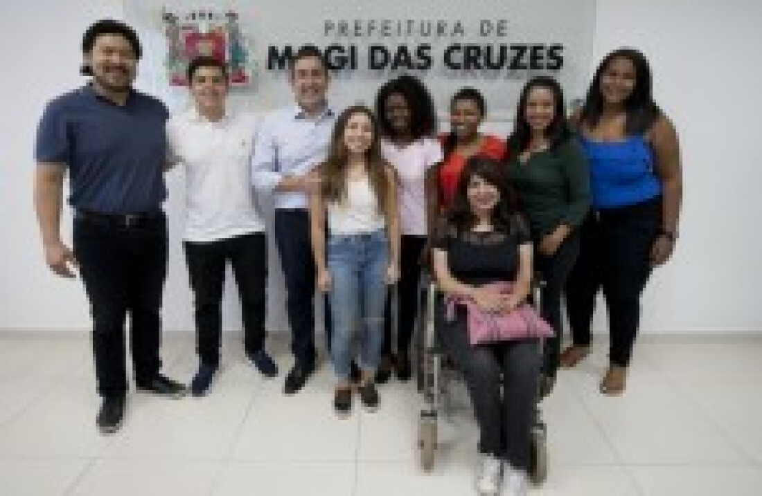 Prefeito recebe jovens intercambistas voluntários que atendem no Tradef