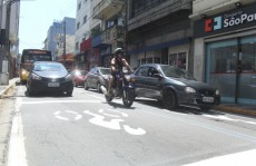 Motociclistas ganham espaço em cruzamento
