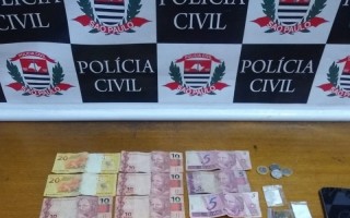 Homem é preso com drogas em bolsa