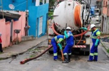 Prefeitura e Sabesp limpam o esgoto na Vila Cristina