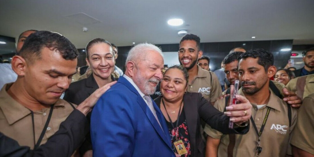 Lula agradece funcionários por limpeza do Planalto