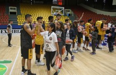 Mogi/Helbor dá bolas para crianças de projetos sociais