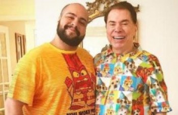 Silvio Santos e Tiago Abravanel de pijama colorido