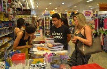 Procon de Ferraz compara preços de material escolar