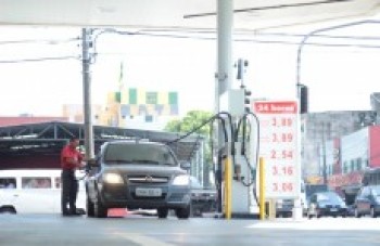 Preço médio da gasolina cai em quatro municípios da região