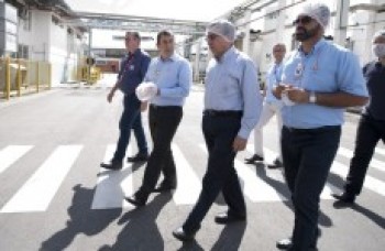 Prefeito Marcus Melo conhece linha de produção da Coca-Cola em Mogi