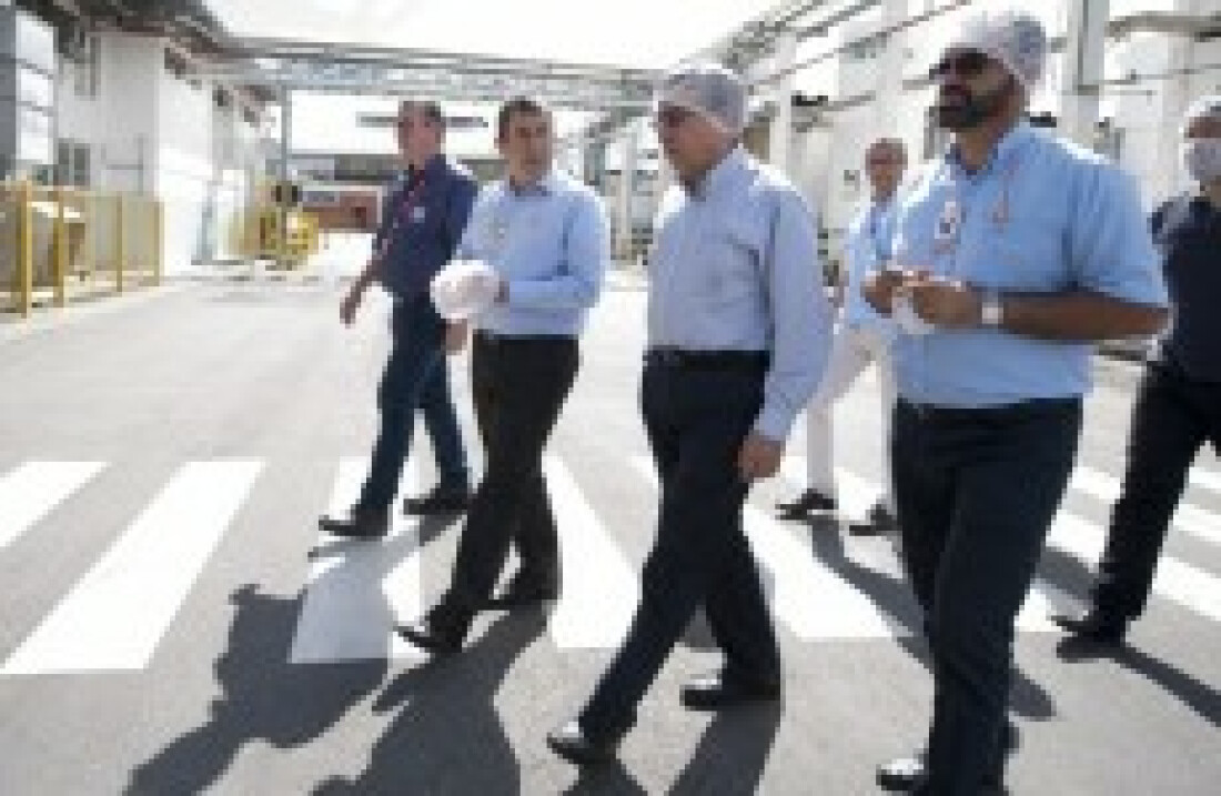 Prefeito Marcus Melo conhece linha de produção da Coca-Cola em Mogi