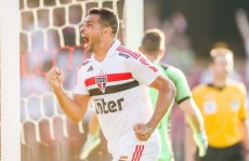 Cássio e Diego Souza fazem duelo à parte no clássico