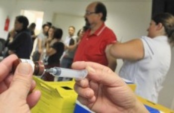 Doses da vacina seguem disponíveis para quem ainda não foi imunizado
