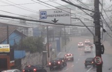 Temporal causa alagamentos e queda de árvores na cidade