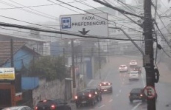 Temporal causa alagamentos e queda de árvores na cidade