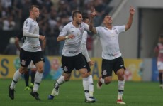 Com arbitragem polêmica, clássico termina empatado