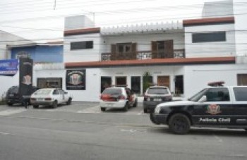 Dois são presos após brigas de casal