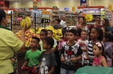 Crianças visitam supermercado e conhecem operação da empresa