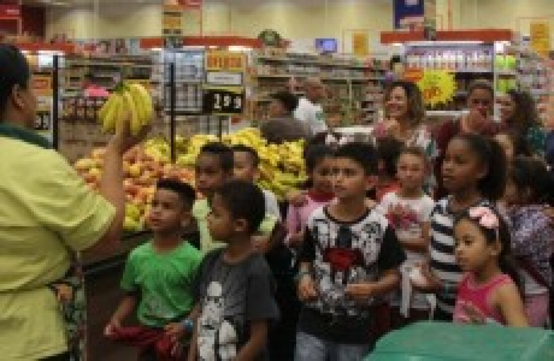 Crianças visitam supermercado e conhecem operação da empresa