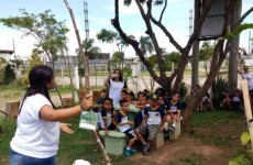 Estudantes recebem aula sobre educação ambiental