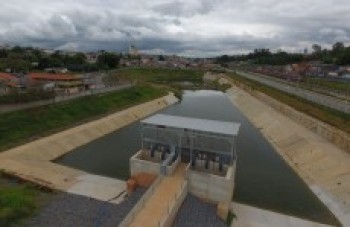 Piscinão evita alagamentos na região central de Poá