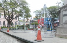 Ruas da cidade começam a receber iluminação natalina