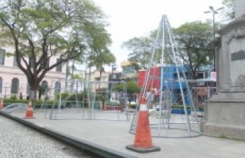 Ruas da cidade começam a receber iluminação natalina