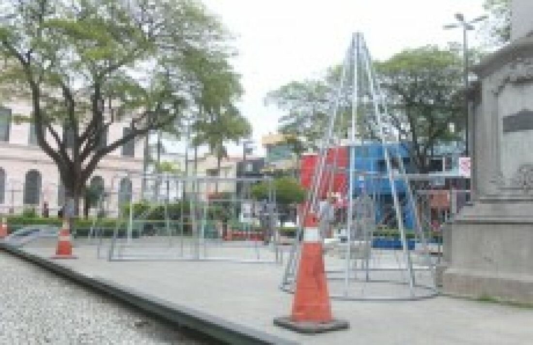 Ruas da cidade começam a receber iluminação natalina