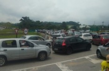 Movimento na rodovia provoca atraso em ônibus