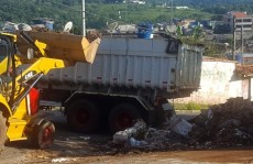 Secretaria remove entulho irregular no Parque Barreto