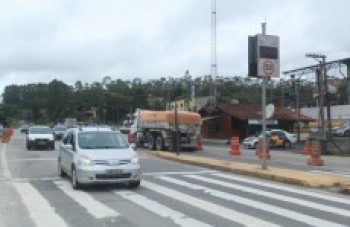 Rodovia tem tráfego tranquilo durante feriado prolongado
