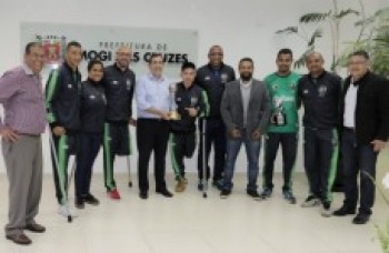 Prefeito recebe atletas do futebol de amputados