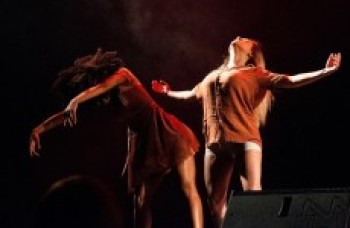 Musical 'Lugar de Escuta' debate de forma híbrida o feminismo