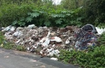 terreno no Botujuru acumula lixo e entulho